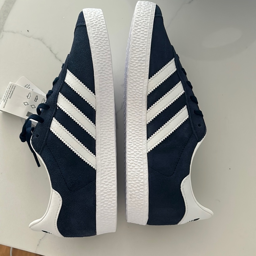 GAZELLE J NAVY AND WHITE
never worn